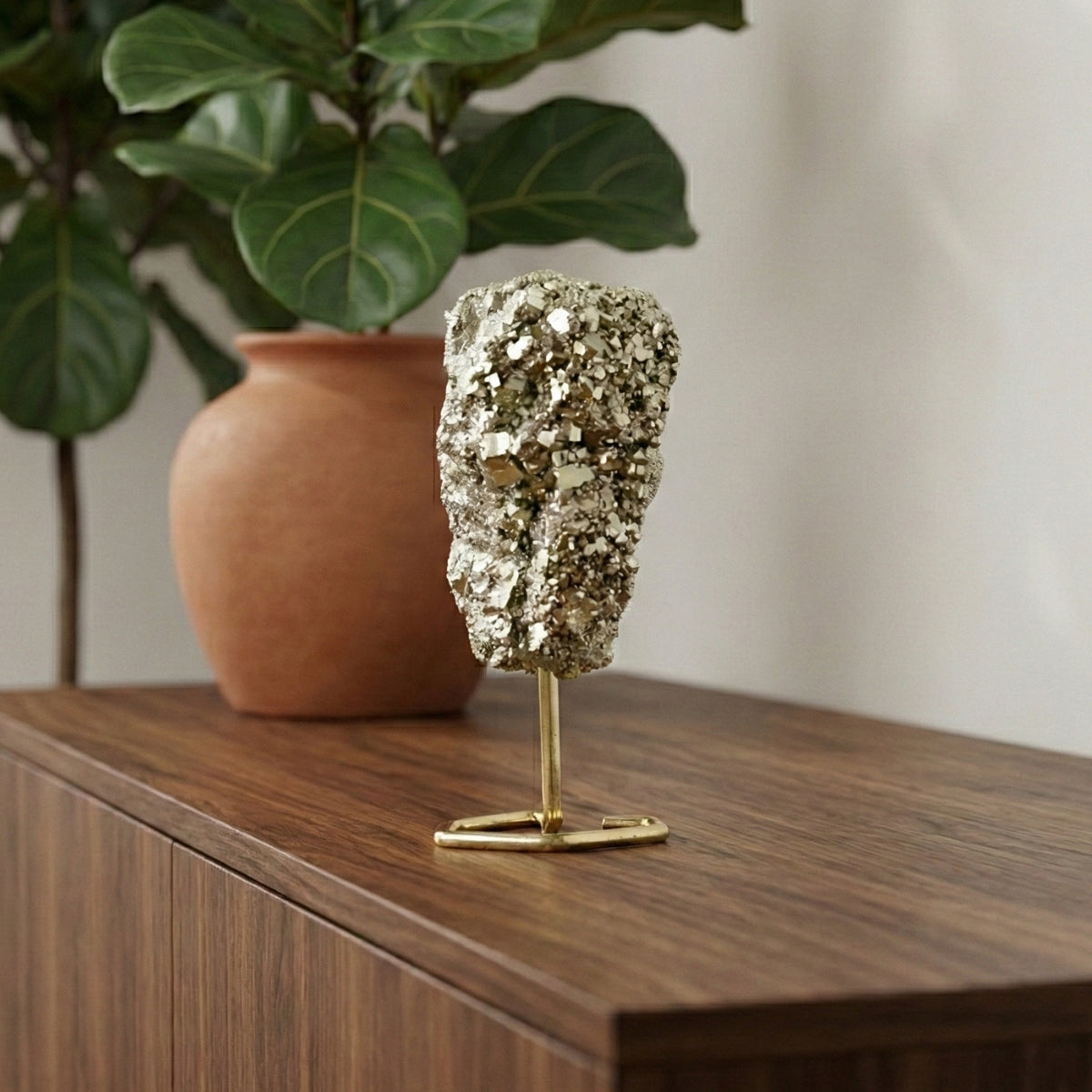 Pedra Pirita Bruta na Base Metal Banho Ouro 641 gramas