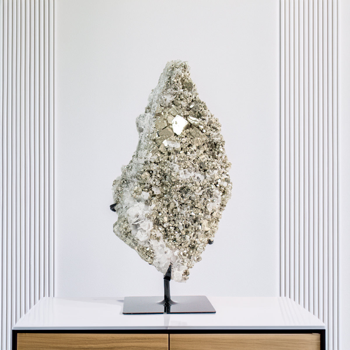 Pedra Pirita Cúbica com inclusão de Cristal de Quartzo e Calcita na Matriz de Navajun Espanha 12,945 kg (coleção) - Rara