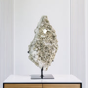 Pedra Pirita Cúbica com inclusão de Cristal de Quartzo e Calcita na Matriz de Navajun Espanha 12,945 kg (coleção) - Rara