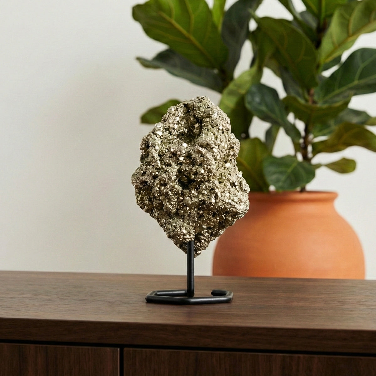 Pedra Pirita Cristalizada na Base Metal Preto 480 a 670 gramas