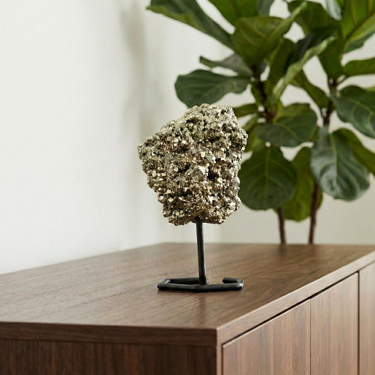 Pedra Pirita Cristalizada na Base Metal Preto 480 a 670 gramas