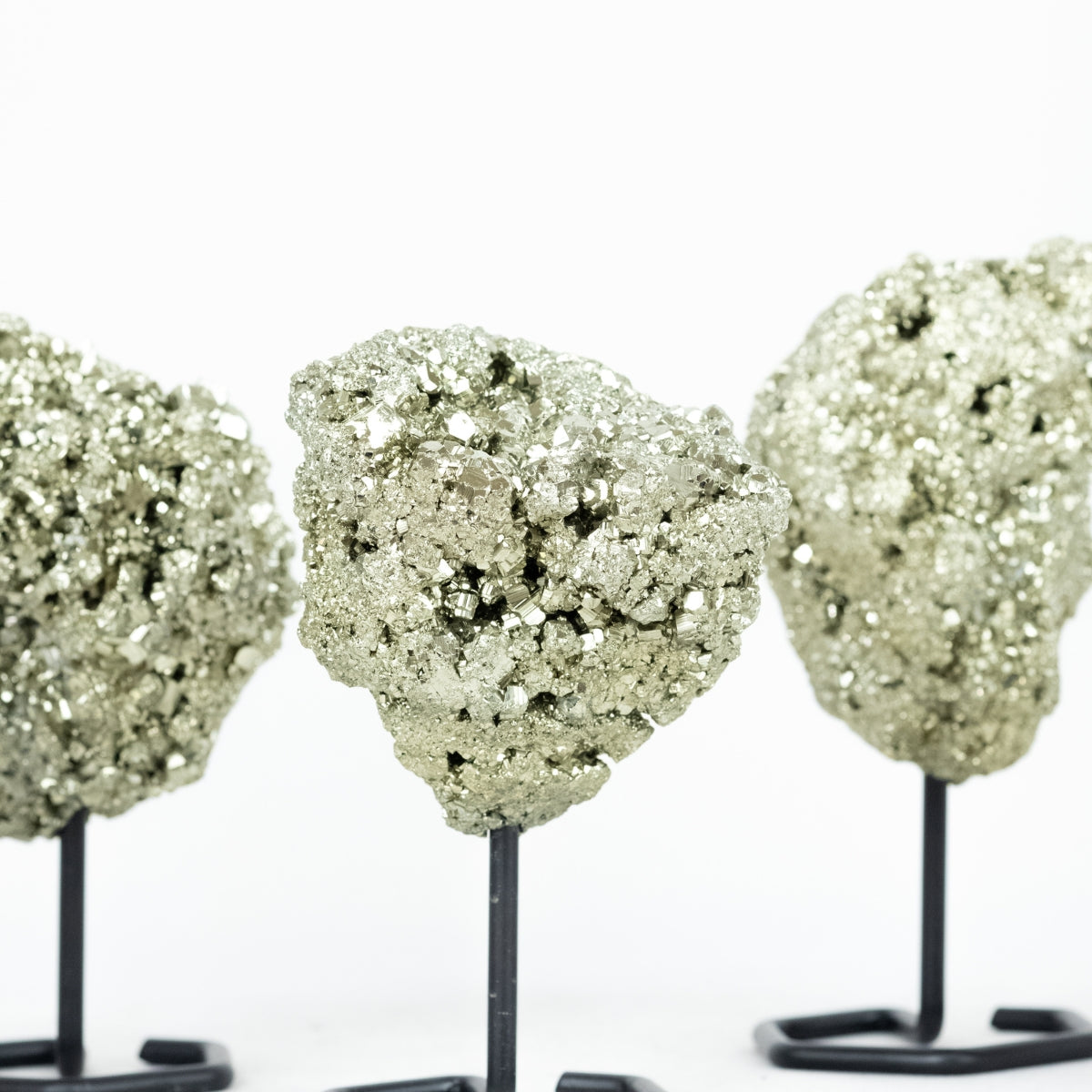 Pedra Pirita Cristalizada na Base Metal Preto 480 a 670 gramas