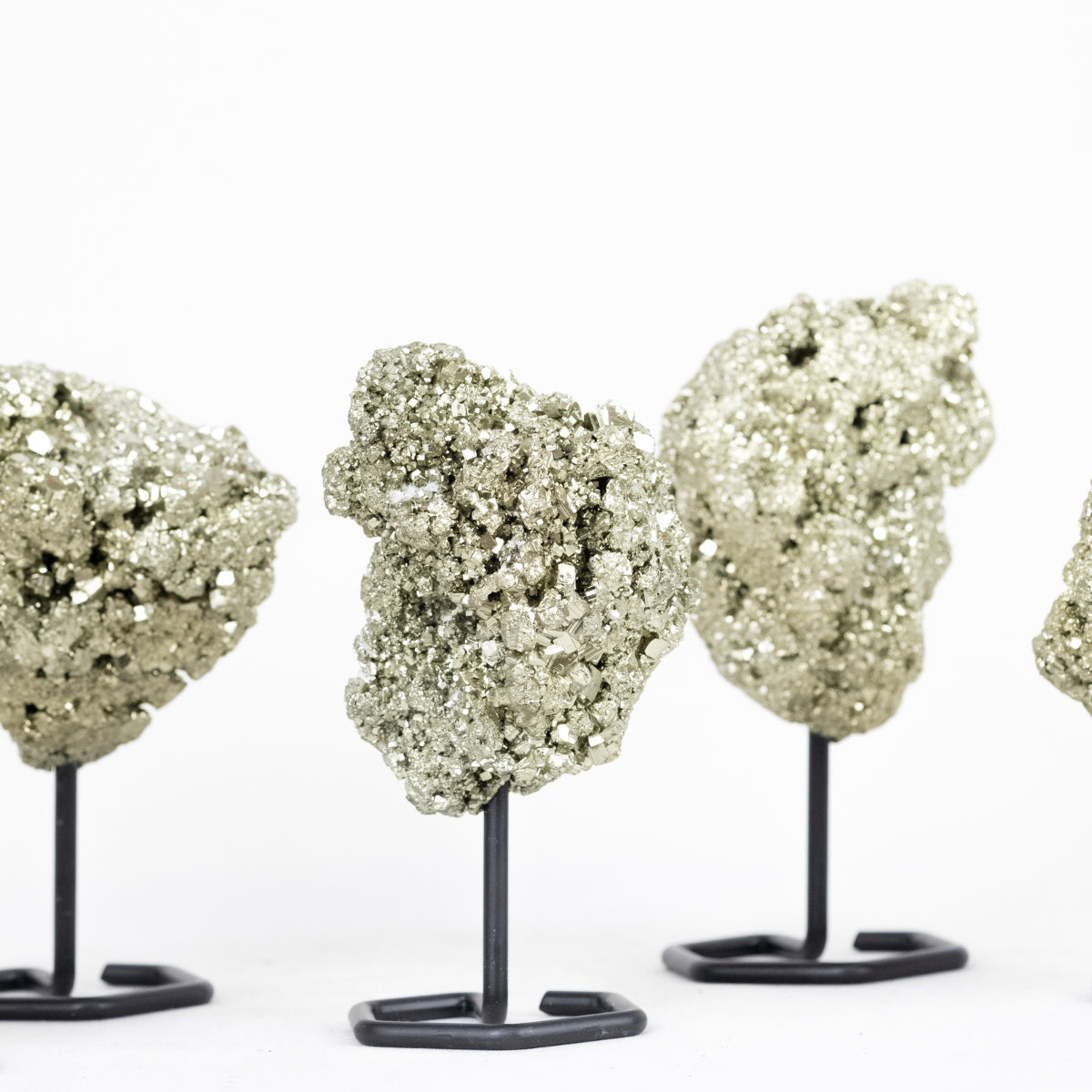 Pedra Pirita Cristalizada na Base Metal Preto 480 a 670 gramas