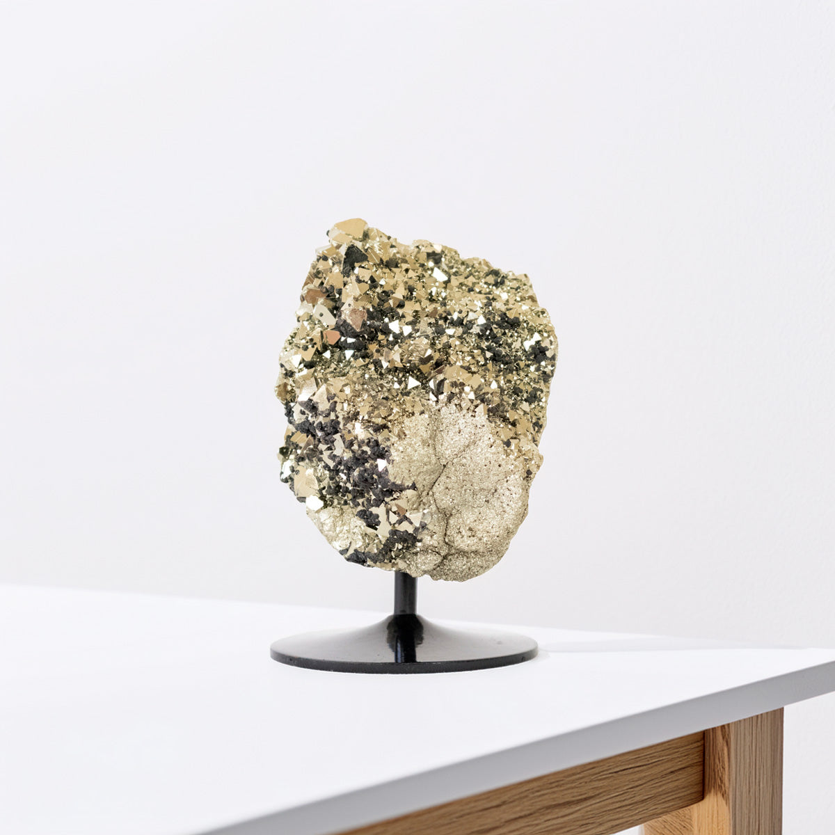 Pedra Pirita Octaédrica Peruana  Extra na Base de Metal Preto 1,078 kg