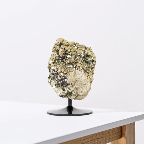 Pedra Pirita Octaédrica Peruana  Extra na Base de Metal Preto 1,078 kg