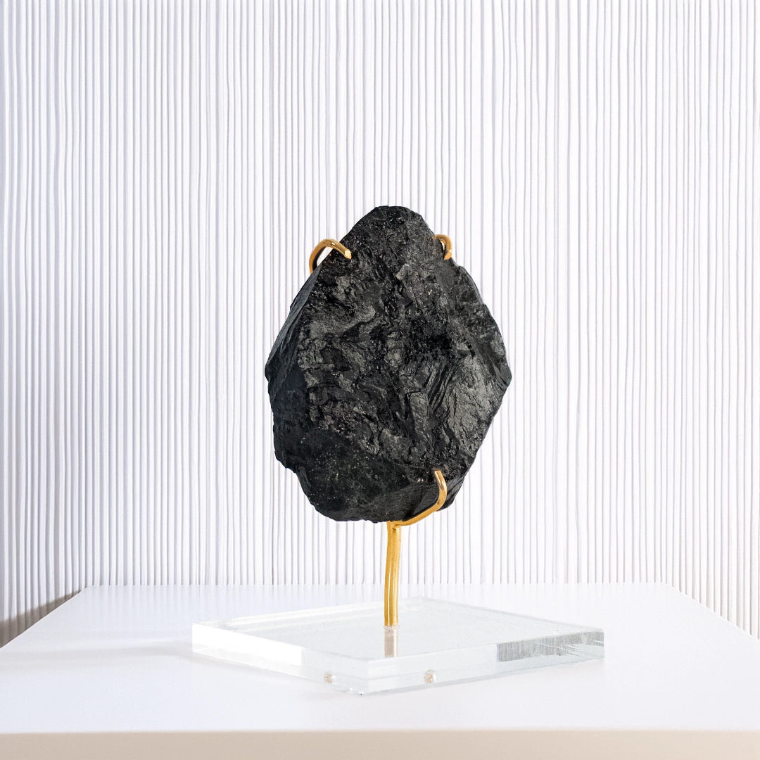 Pedra Turmalina Negra Bruta Garra Banho Ouro na Base Acrílica