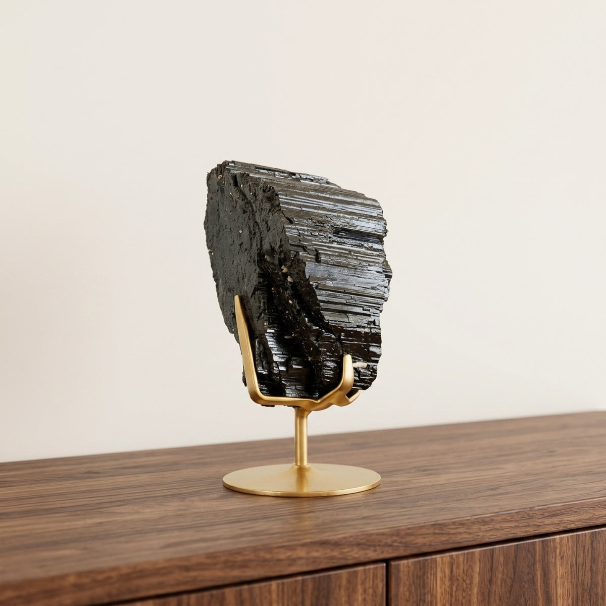Pedra Turmalina Negra Bruta na Base Metal Dourado 2,620 kg