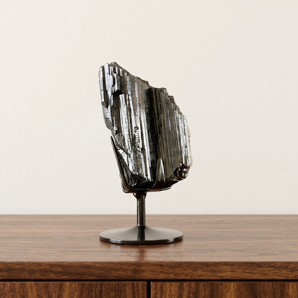 Pedra Turmalina Negra Bruta na Base Metal Preto 1,190 kg