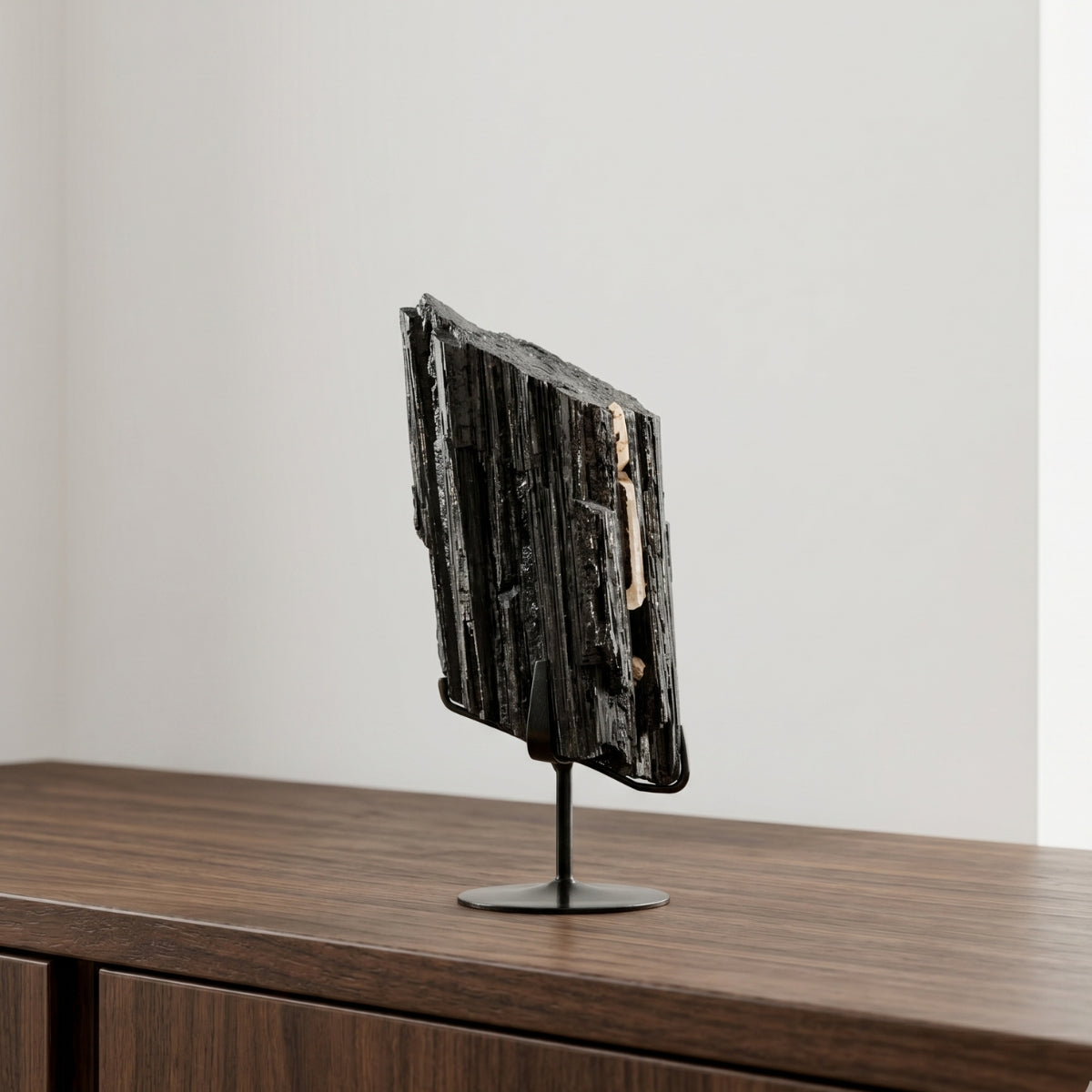 Pedra Turmalina Negra Bruta na Base Metal Preto 1,894 kg