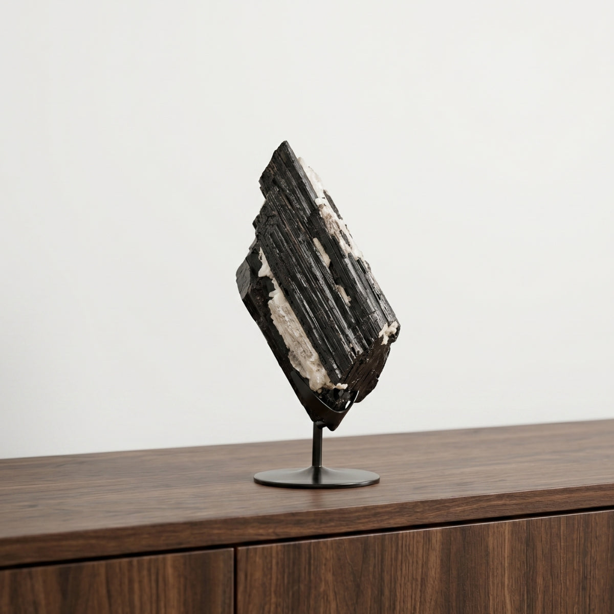 Pedra Turmalina Negra Bruta na Base Metal Preto 1,952 kg