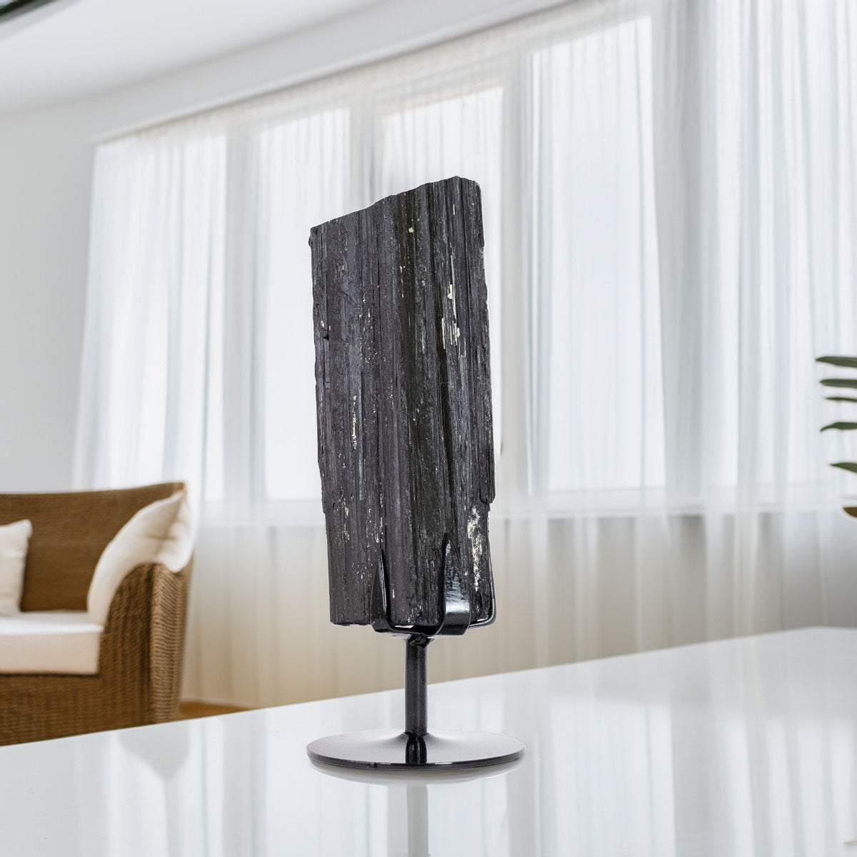 Pedra Turmalina Negra Bruta na Base Metal Preto 2,00 kg