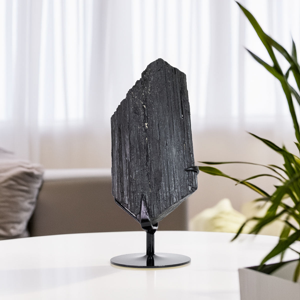 Pedra Turmalina Negra Bruta na Base Metal Preto 2,190 kg