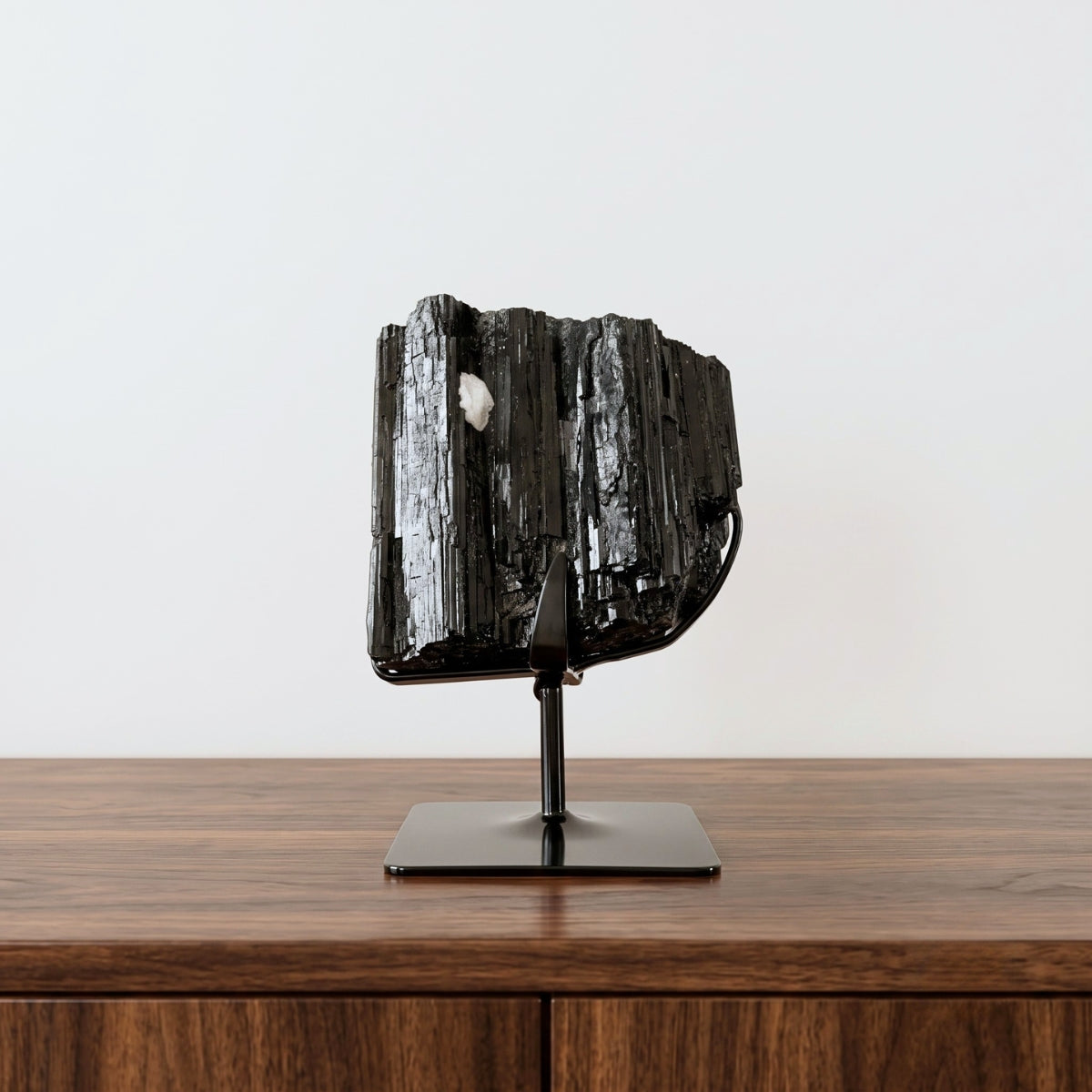 Pedra Turmalina Negra Bruta na Base Metal Preto 2,370 kg