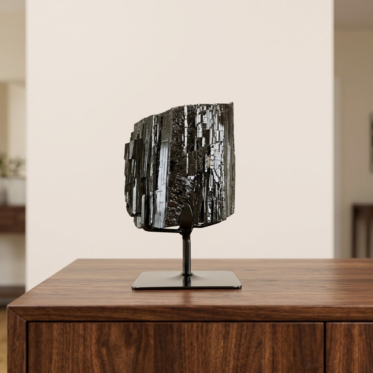 Pedra Turmalina Negra Bruta na Base Metal Preto 2,423 kg