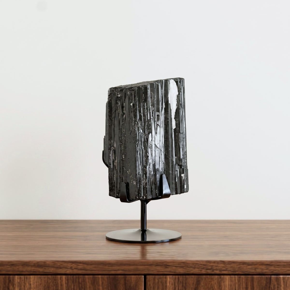 Pedra Turmalina Negra Bruta na Base Metal Preto 2,810 kg