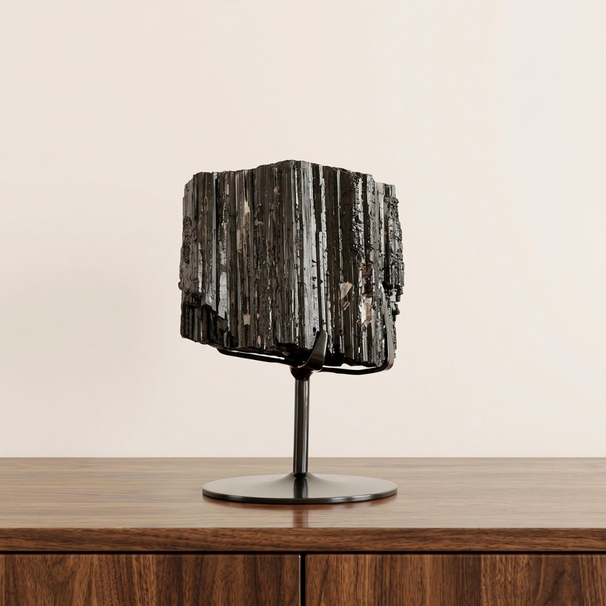 Pedra Turmalina Negra Bruta na Base Metal Preto 4,646 kg