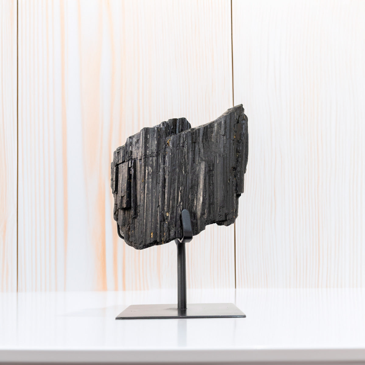 Pedra Turmalina Negra Bruta na Base Metal Preto Fosco 3,980 kg