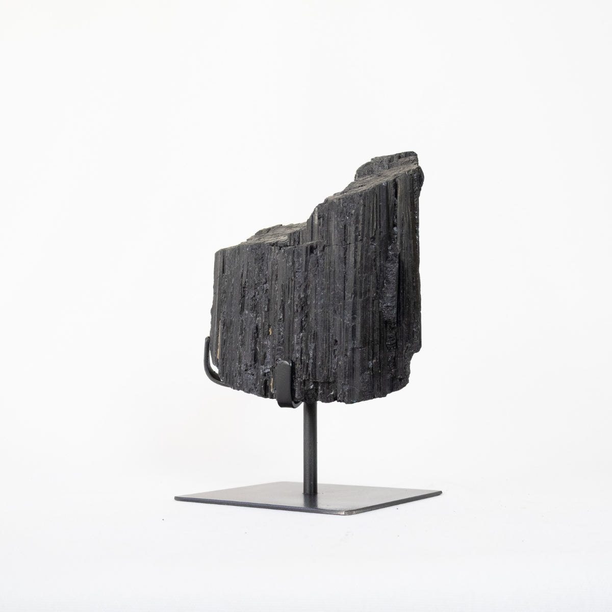 Pedra Turmalina Negra Bruta na Base Metal Preto Fosco 3,980 kg