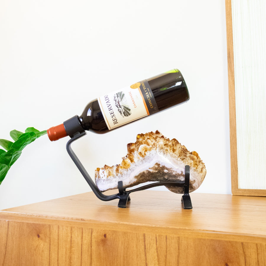 Suporte para vinho em Drusa de Citrino na base de metal preto 2,4 kg