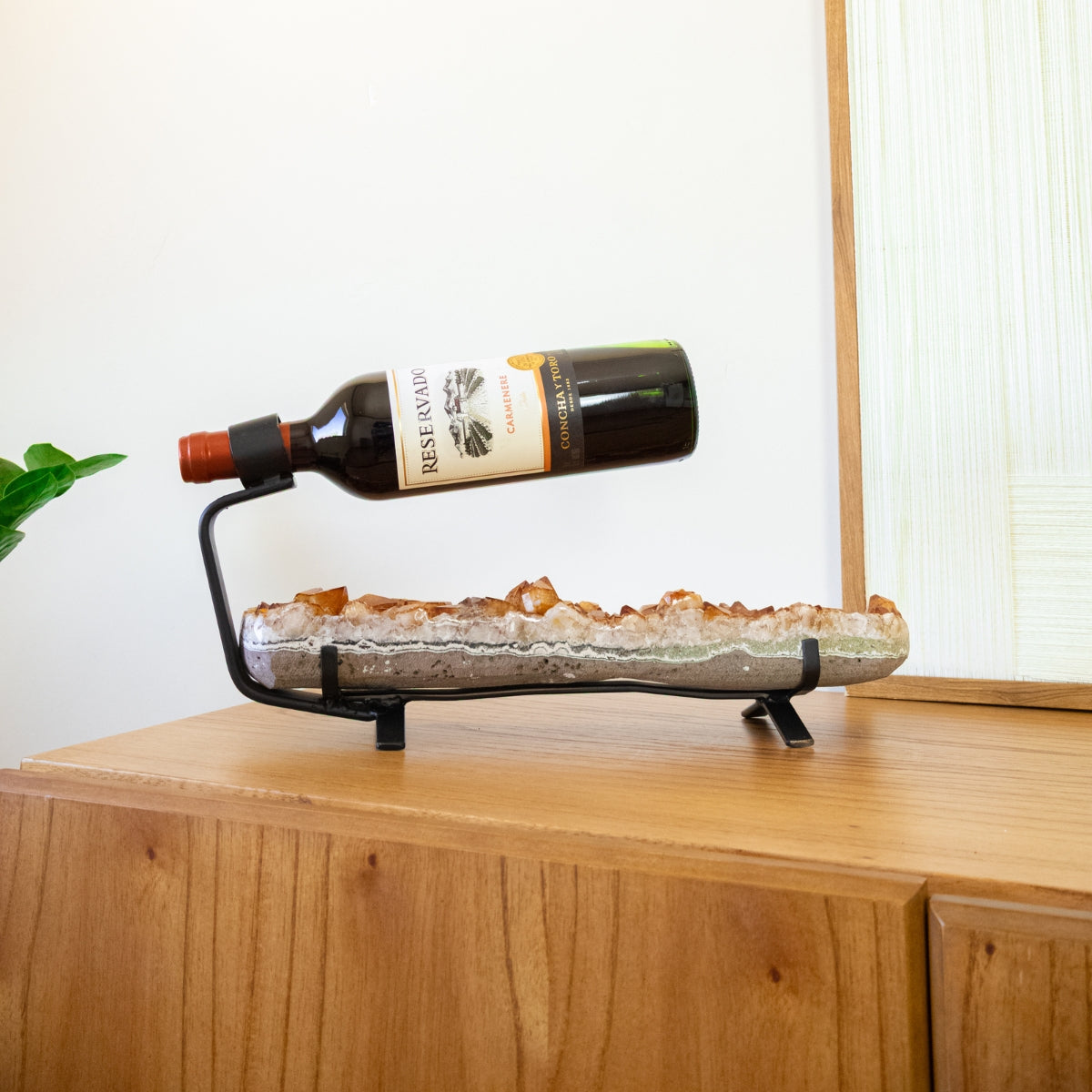 Suporte para vinho em Drusa de Citrino na base de metal preto 2,955 kg