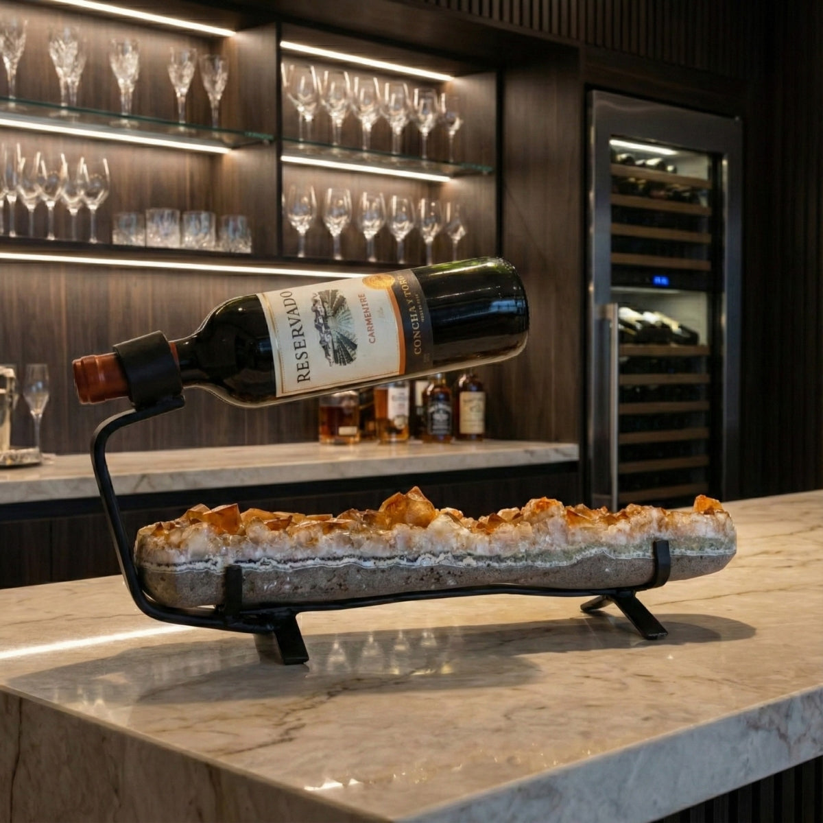 Suporte para vinho em Drusa de Citrino na base de metal preto 2,955 kg
