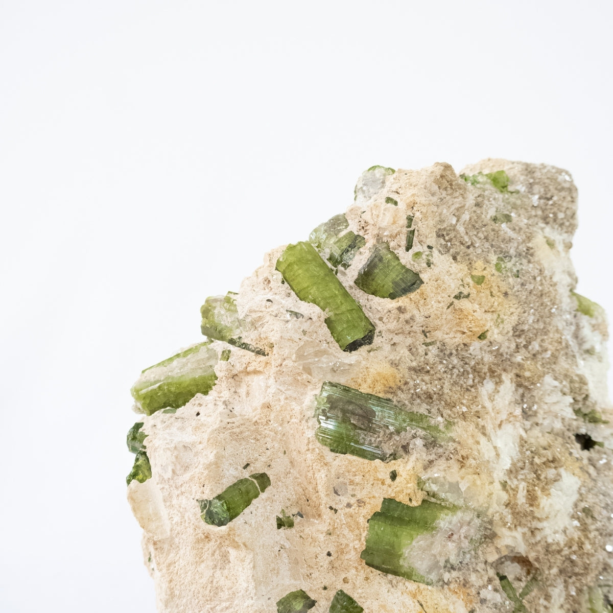 Turmalina Elbaíta ( Verde ) na Matriz com Inclusões de Mica Quartzo e Topázio Incolor Bruta 5,480 kg