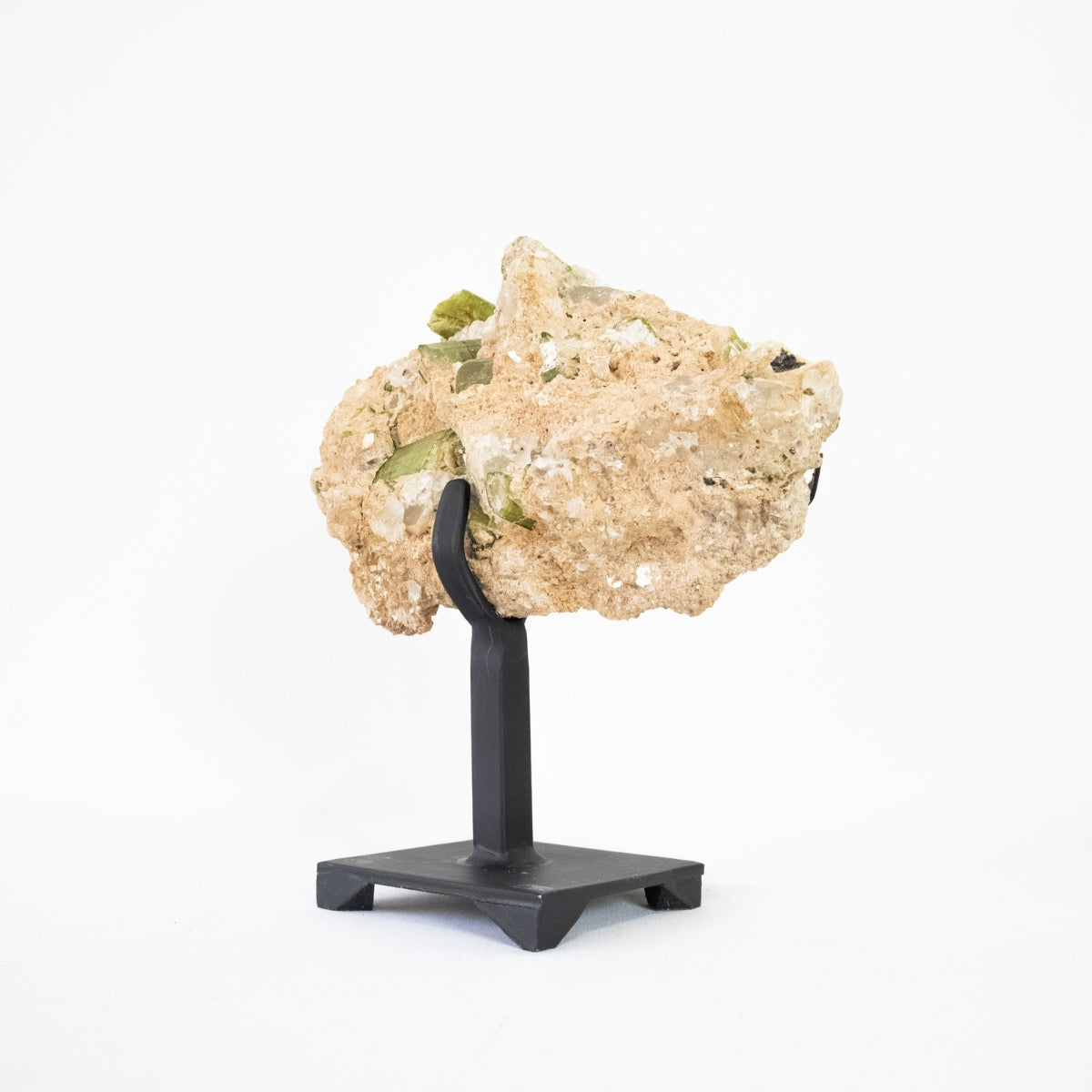 Turmalina Elbaíta ( Verde ) na Matriz com Inclusões de Mica Quartzo e Topázio Incolor na Base Metal 3,445 kg ( Coleção )