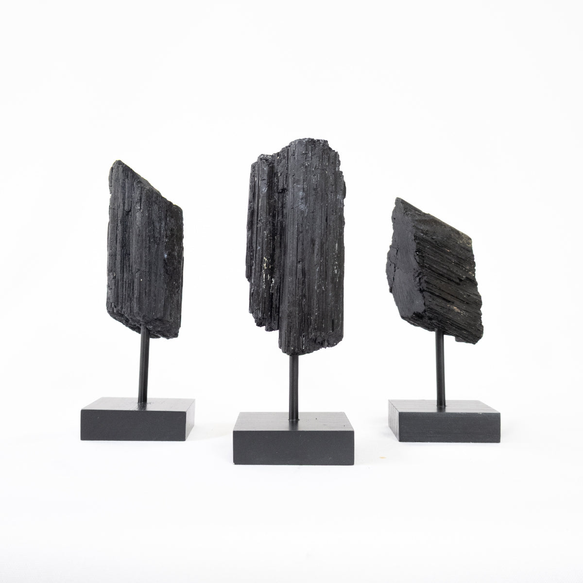 Turmalina Negra Bruta na Base Madeira Preta 500 a 600 gramas