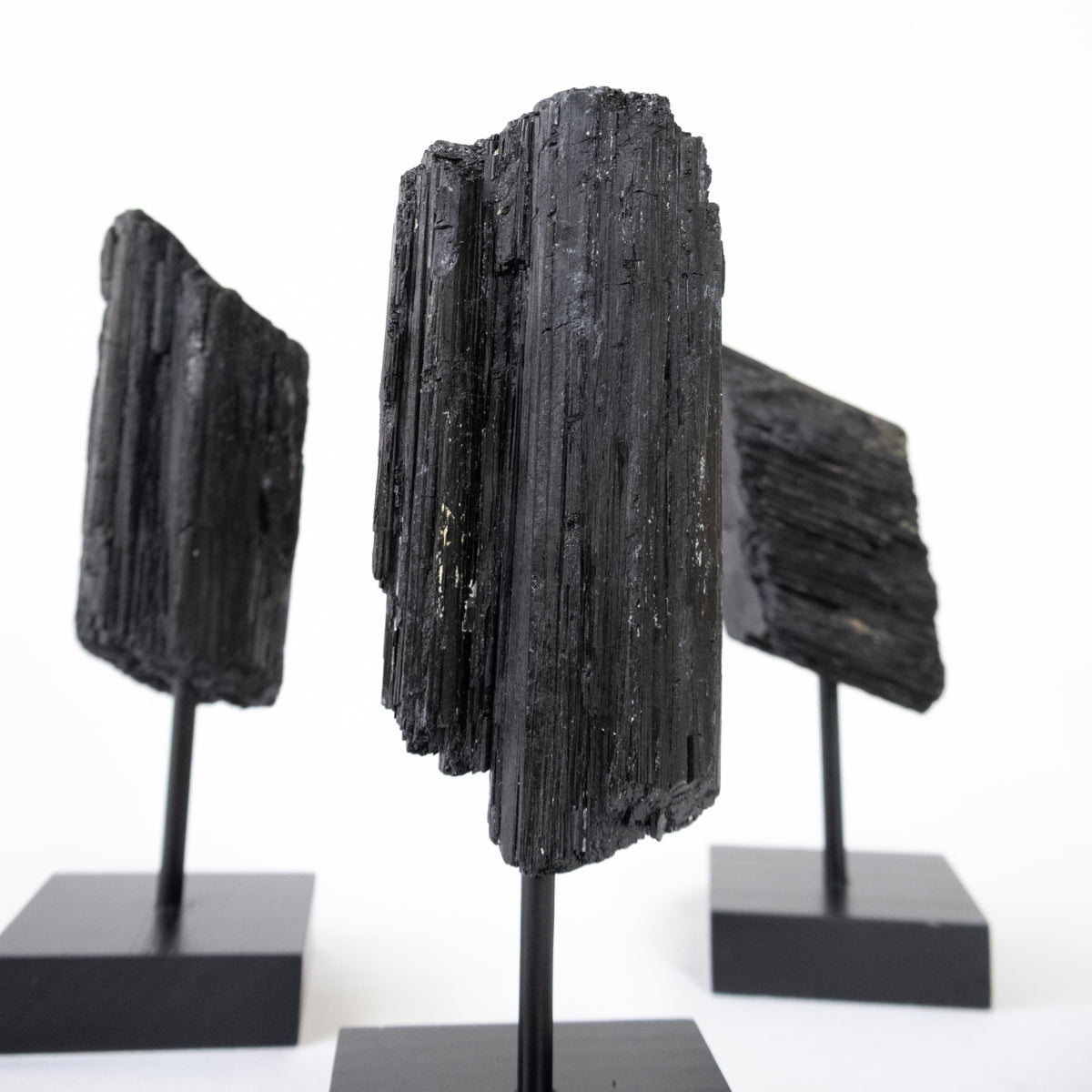 Turmalina Negra Bruta na Base Madeira Preta 500 a 600 gramas