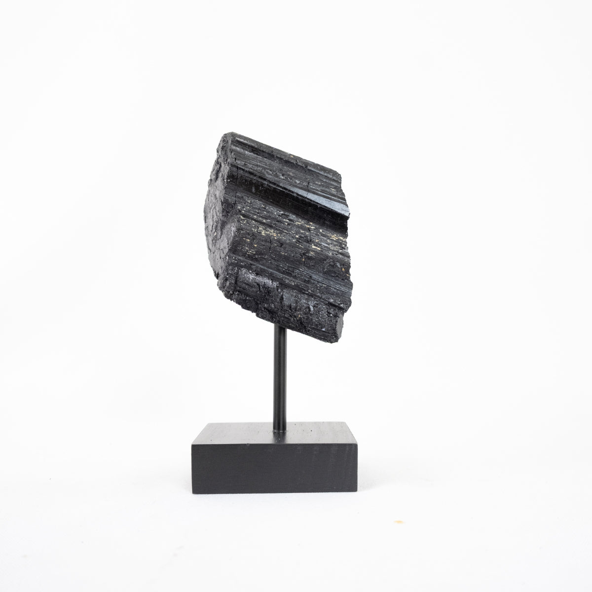Turmalina Negra Bruta na Base Madeira Preta 500 a 600 gramas