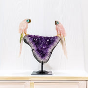 Escultura "Arara Sagrada" em Quartzo Rosa com Detalhes em Serpentinita, Amazonita e Olho de Tigre sobre Drusa de Ametista – 8,7kg