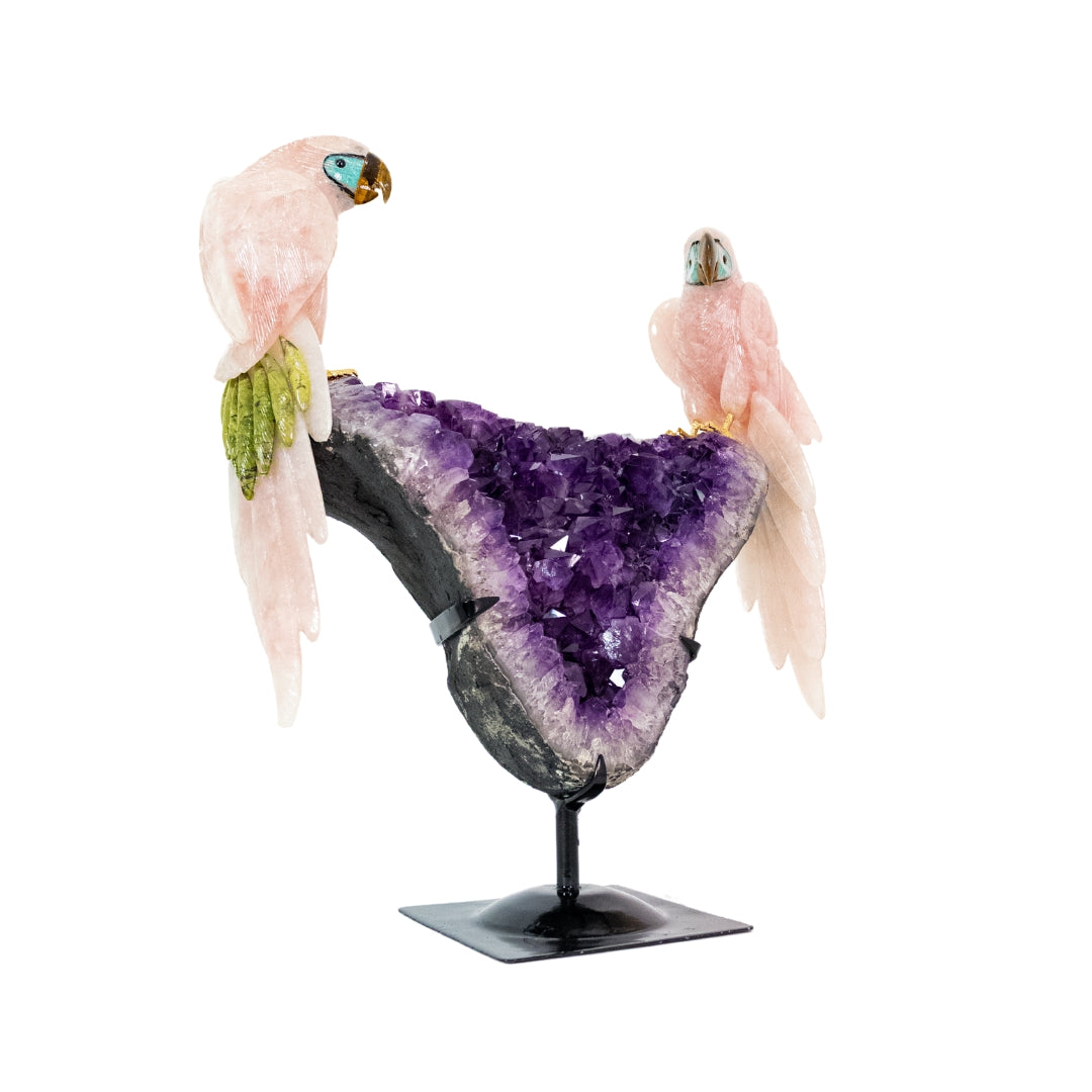 Escultura "Arara Sagrada" em Quartzo Rosa com Detalhes em Serpentinita, Amazonita e Olho de Tigre sobre Drusa de Ametista – 8,7kg