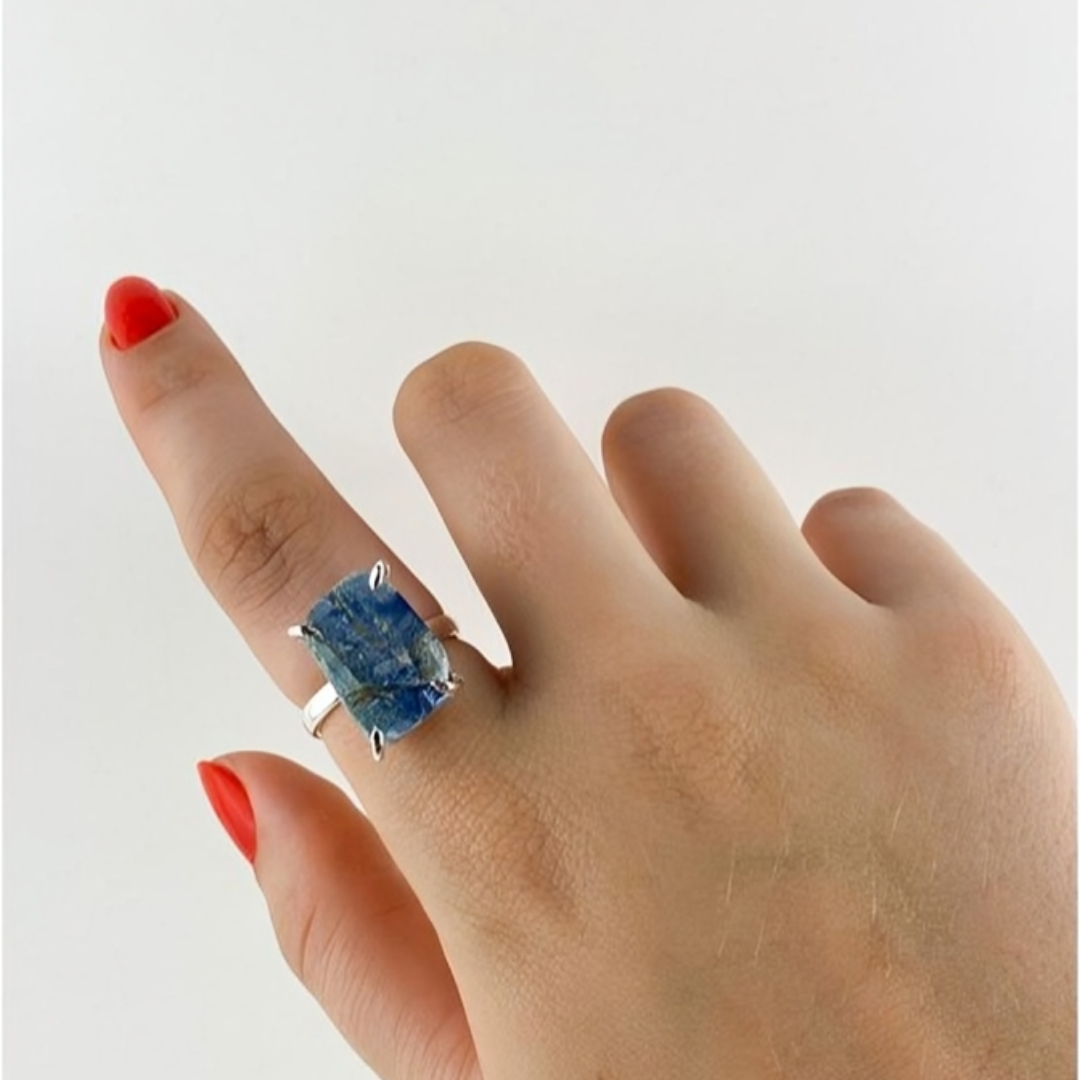 Anel Cianita Azul Bruta com Garra Ajustável banho prata
