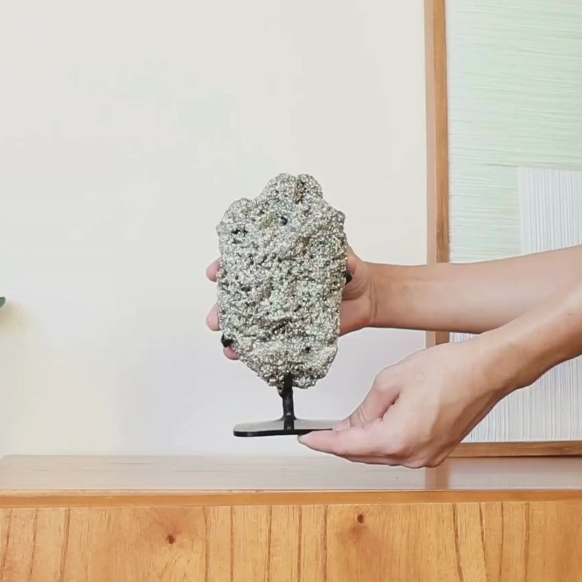 Carregar vídeo: Pedra Pirita Cristalizada na Base Metal 2,031 kg