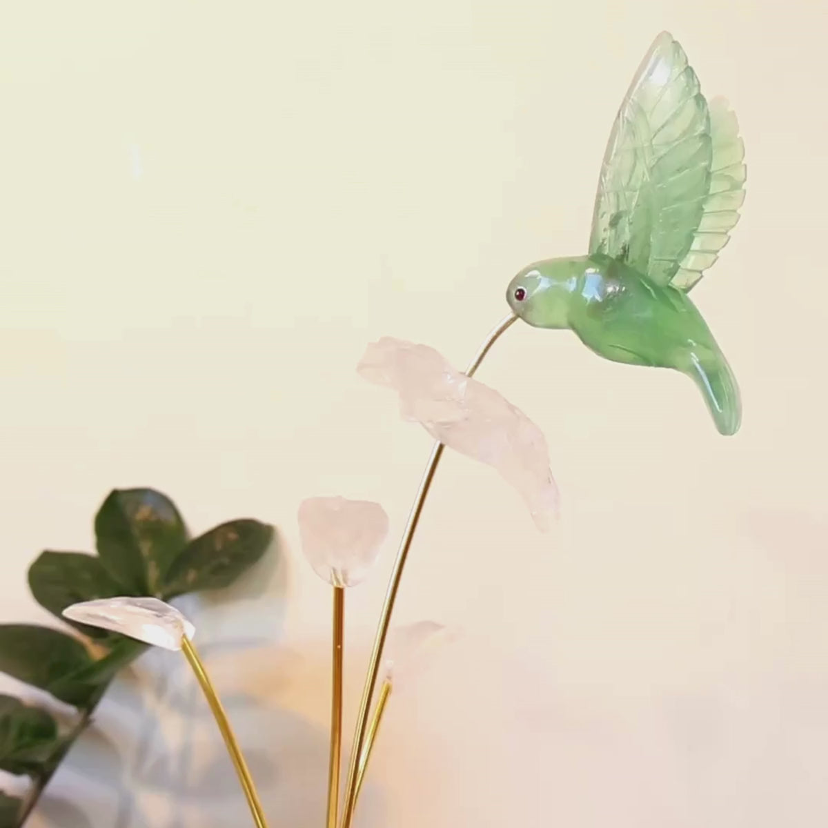 Carregar vídeo: Escultura Beija-flor em Fluorita Verde Flor Lisiantos em Quartzo Cristal Base Cristal de Quartzo