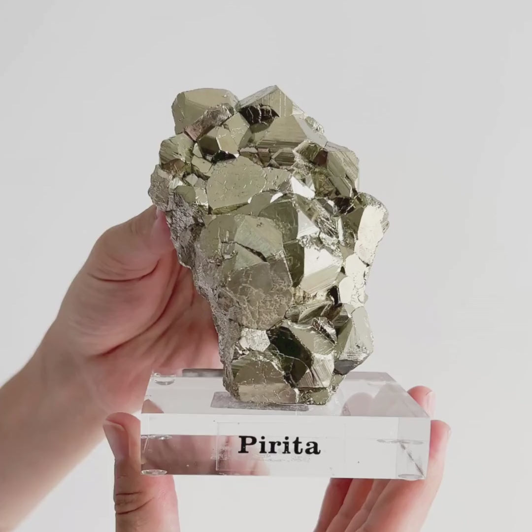 Carregar vídeo: Pedra Pirita Cúbica de Navajun Espanha na Base Acrílica 848 gramas (coleção)