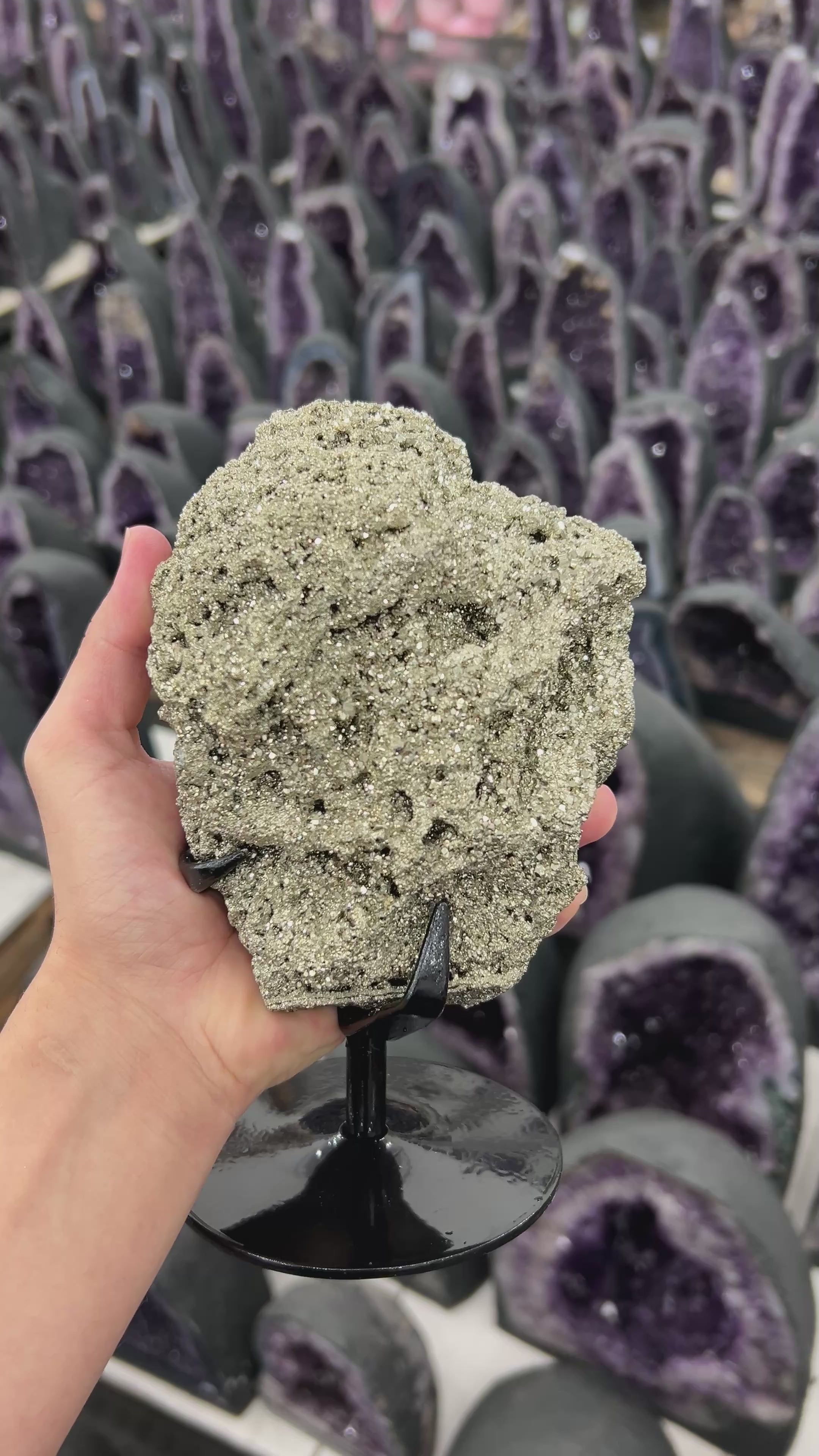 Carregar vídeo: Pedra Pirita Na Base De Metal Preto 2,4 Kg