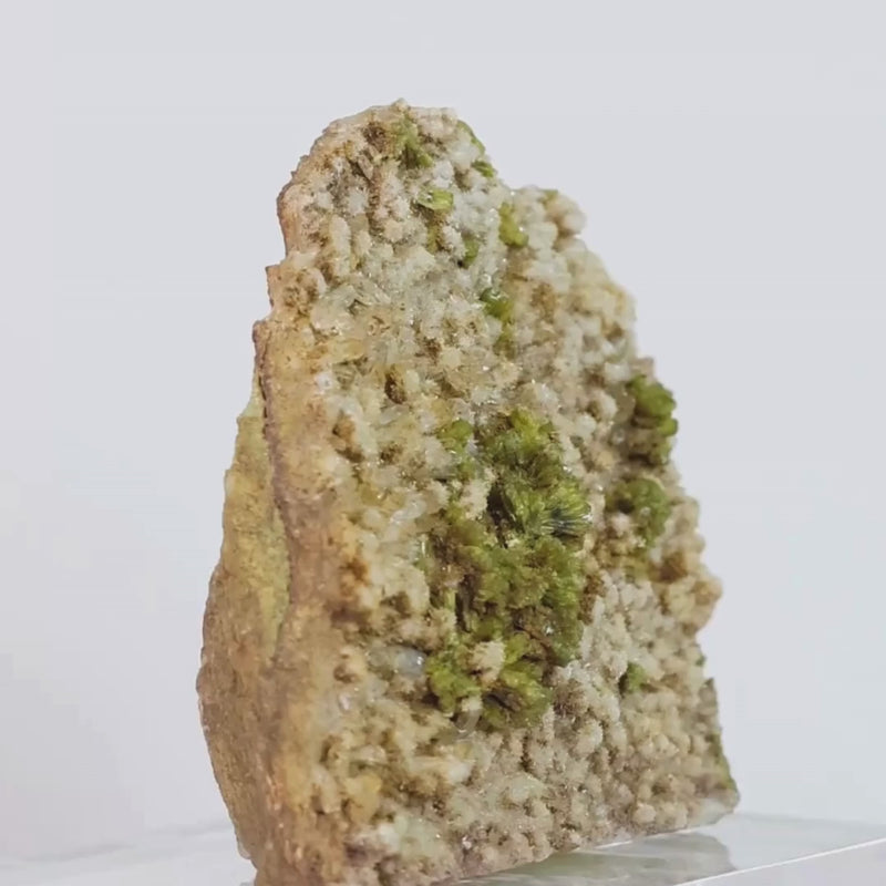 Pedra Heulandita Verde Cristalizada na Matriz na Base Acrílica  - Formação Rara ( Coleção ) 1,016 kg