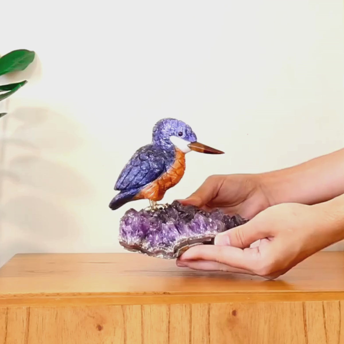Carregar vídeo: Pássaro Martim-Pescador Esculpido em Sodalita e Calcita Orquídea Laranja na Drusa de Ametista