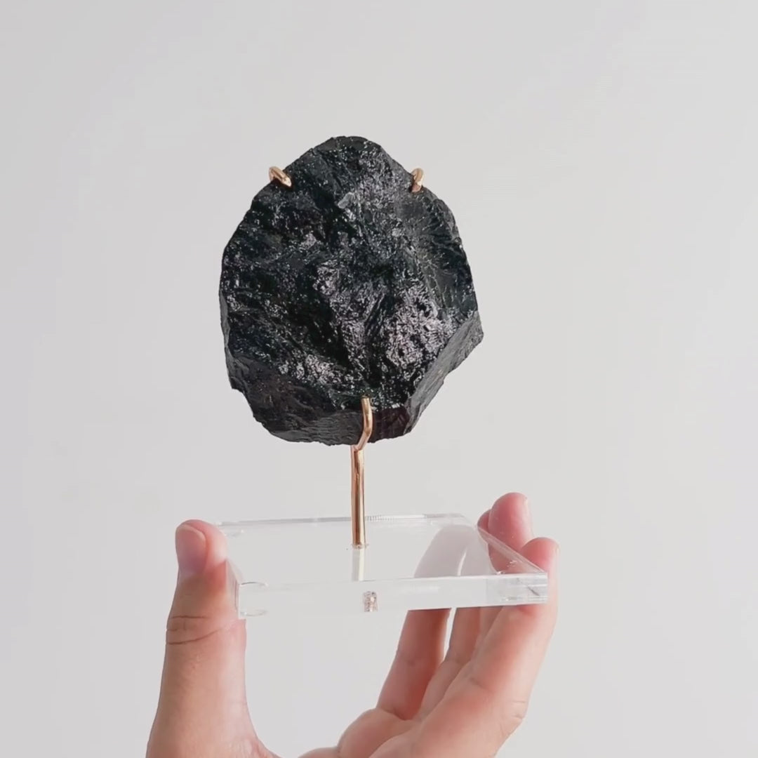 Carregar vídeo: Pedra Turmalina Negra Bruta Garra Banho Ouro na Base Acrílica