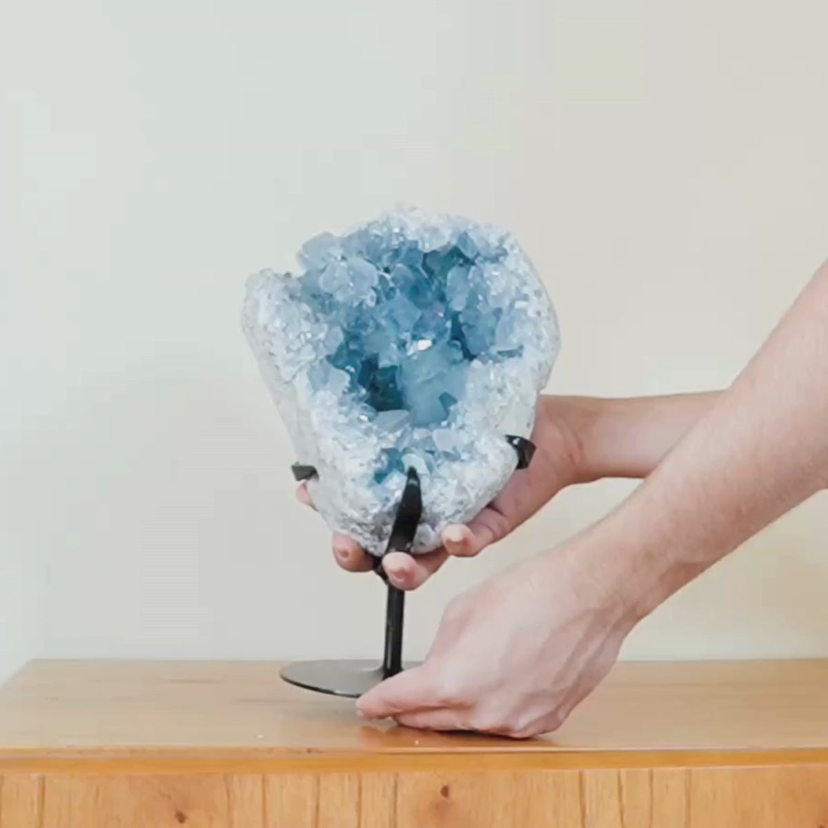 Carregar vídeo: Drusa de Celestita Natural na Base Metal Preto 4,340 kg