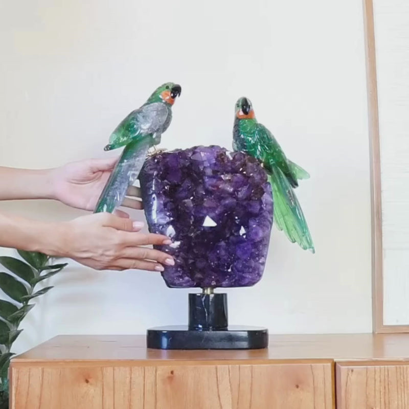 Casal de Araras Esculpido em Fluorita Verde na Drusa de Ametista na Base giratória de mármore negro 11,500 kg