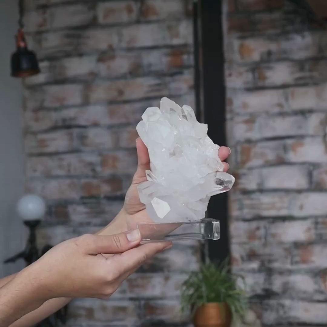 Carregar vídeo: Drusa de Cristal de Quartzo Alta Pureza Na na Base Acrílica 969 gramas
