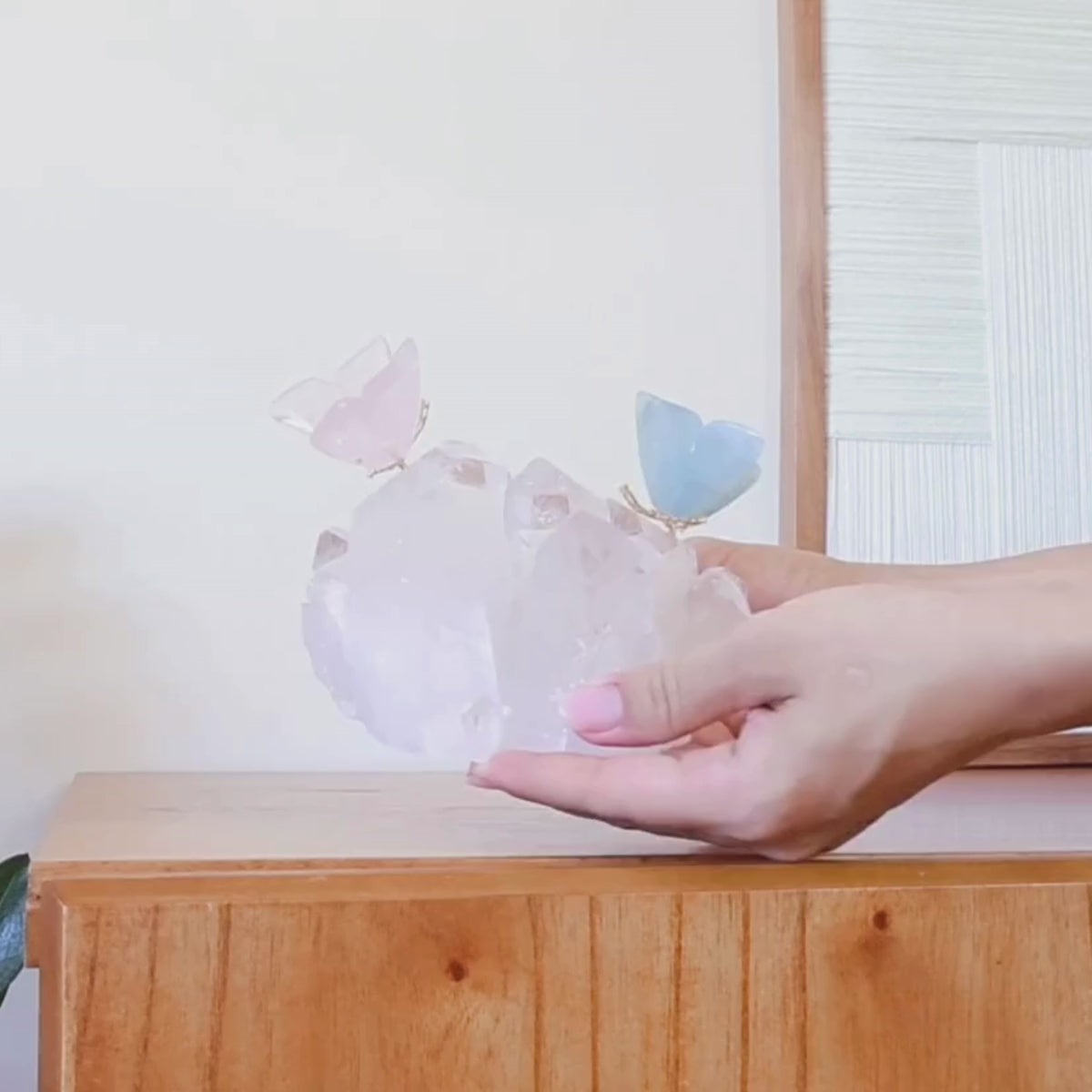 Carregar vídeo: Casal de Borboletas Esculpida em Ônix Azul Argentino e Quartzo Rosa Na Drusa de Cristal Quartzo