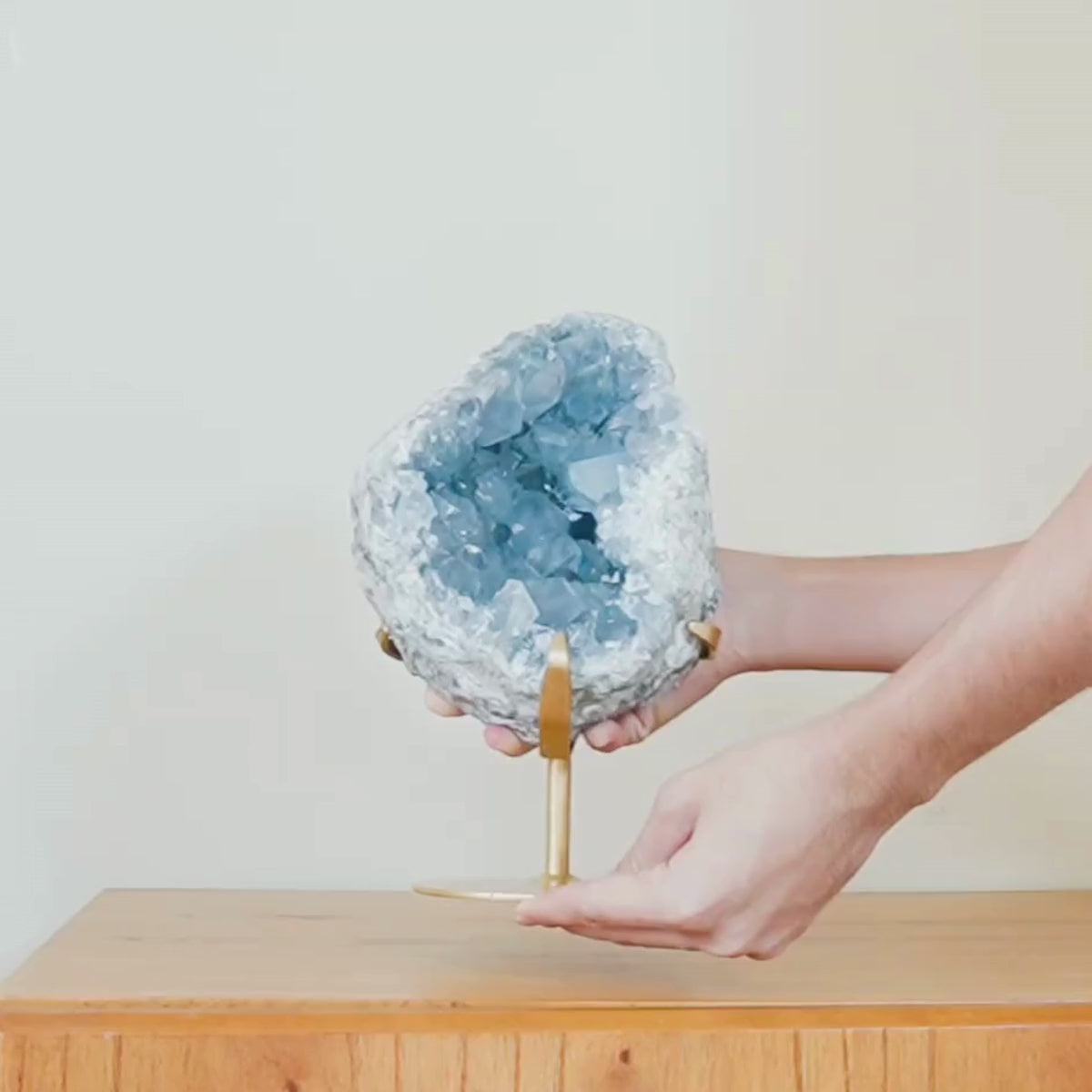 Carregar vídeo: Drusa de Celestita Natural na Base Metal Dourado 5,090 kg