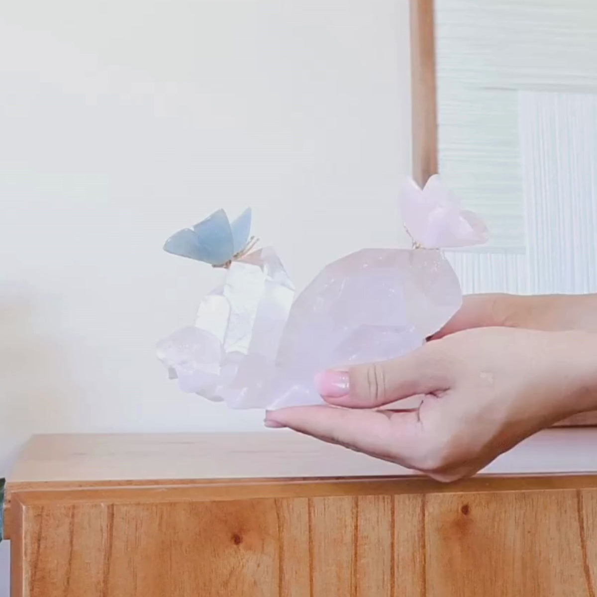 Carregar vídeo: Casal de Borboletas Esculpida em Ônix Azul Argentino e Quartzo Rosa Na Drusa de Cristal Quartzo