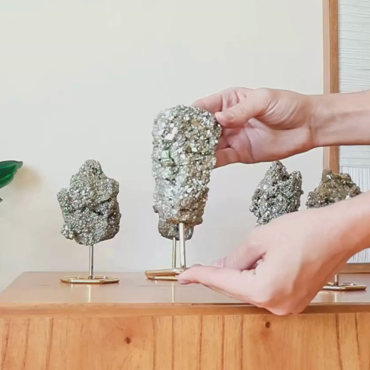 Carregar vídeo: Pedra Pirita Bruta na Base Metal Banho Ouro 641 gramas