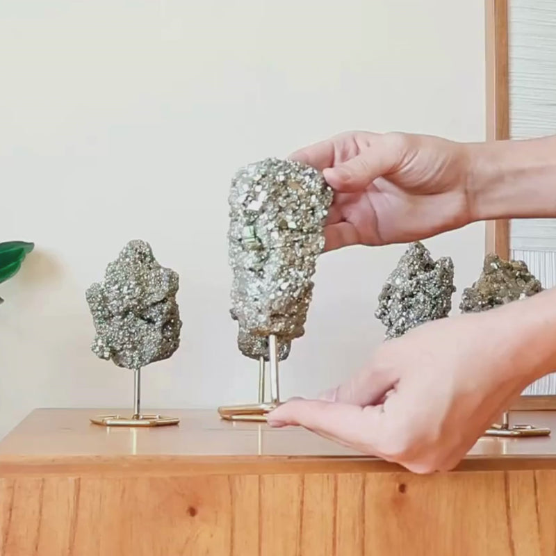 Pedra Pirita Bruta na Base Metal Banho Ouro 641 gramas