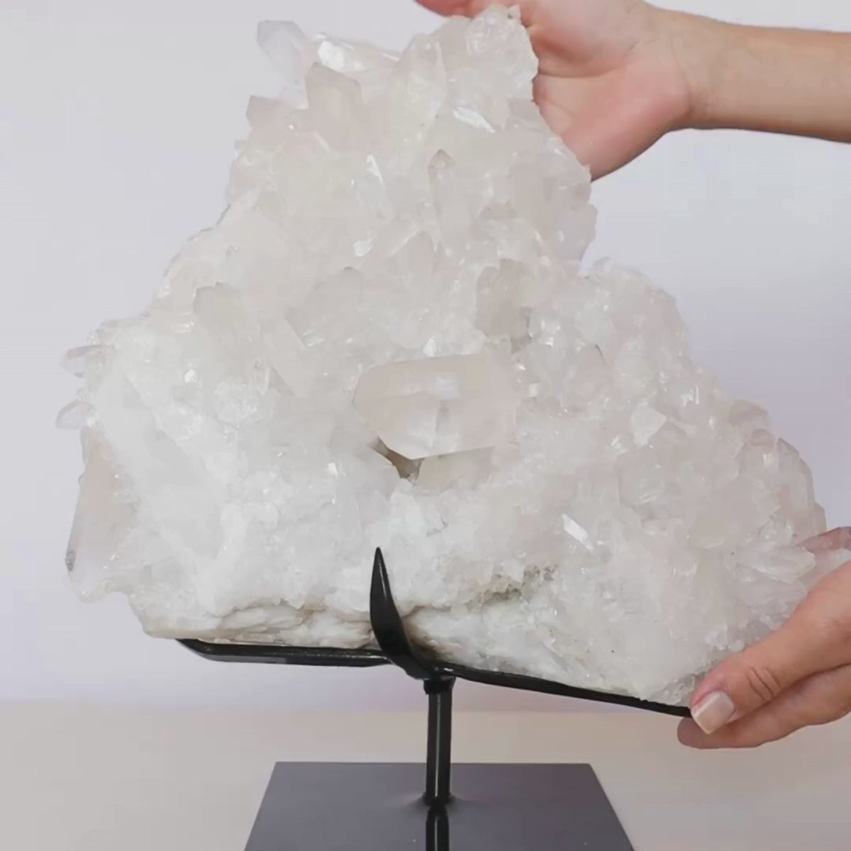 Carregar vídeo: Drusa de Cristal de Quartzo Alta Pureza na Base Metal 11,00 kg