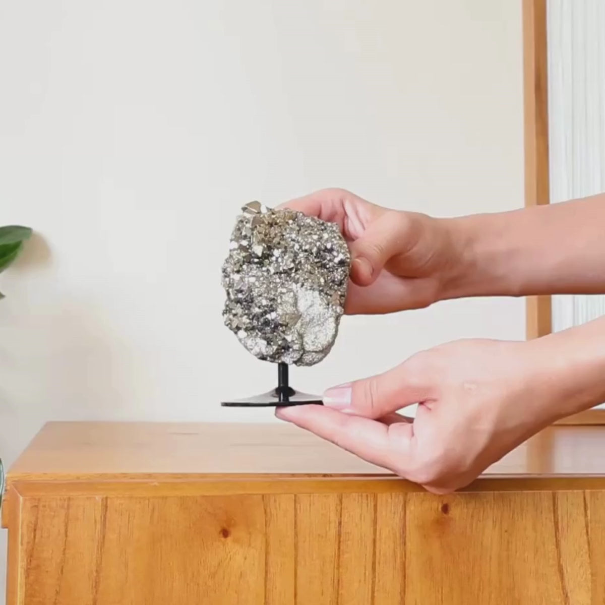 Carregar vídeo: Pedra Pirita Octaédrica Peruana  Extra na Base de Metal Preto 1,078 kg